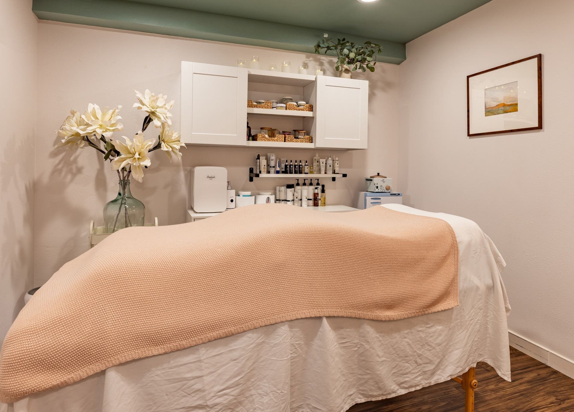 Facial treatment suite